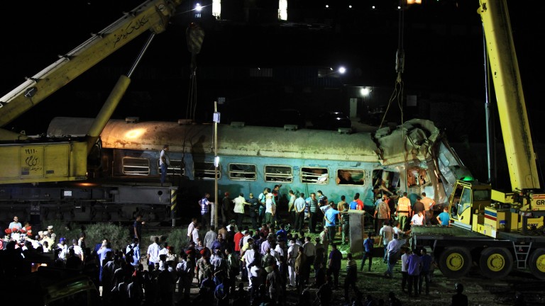 15 загинали и 40 ранени при катастрофа на два влака в Египет