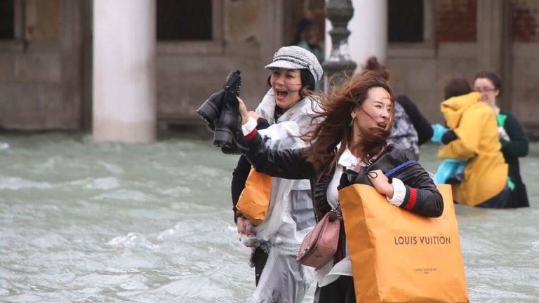 В последните дни Венеция се бори с второто най-голямо наводнение