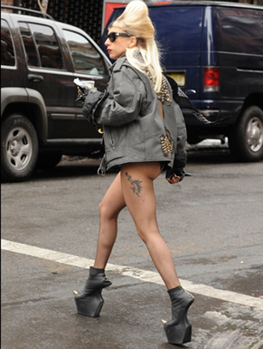 Гага се шляе по гащи из Ню Йорк