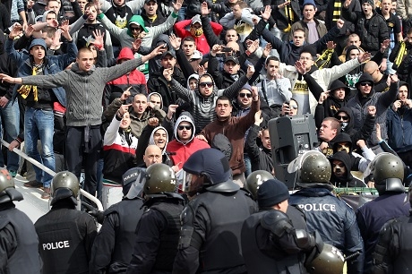 Бултраси биха внедрен полицай