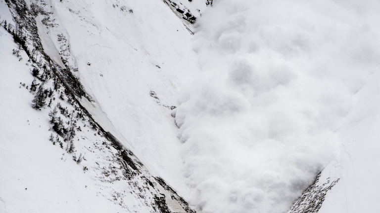 Скиор загина в лавина в Алпите