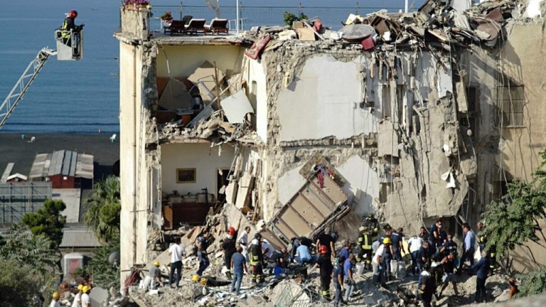 Извадиха 8 тела от рухналата жилищна сграда в Италия