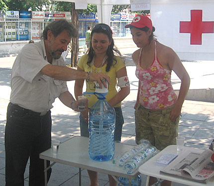 БЧК раздава минерална вода в Бургас 
