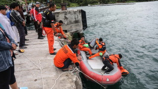 Най малко 128 пътници са изчезнали след като ферибот е потънал