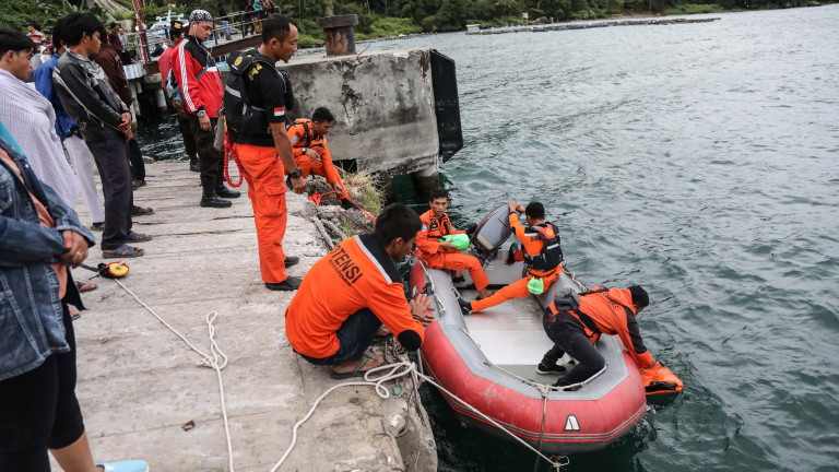 Най-малко 128 изчезнали след потъването на ферибот в Индонезия 