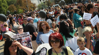 Майка на дете с аутизъм обясни че оставката на социалния