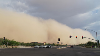 Прашна буря намали видимостта почти до нула и предизвика поредица от