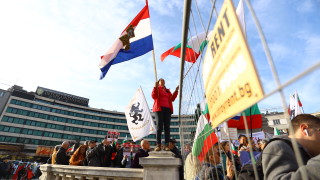 Симпатизанти на "Възраждане" протестират пред НС заради оръжието за Украйна