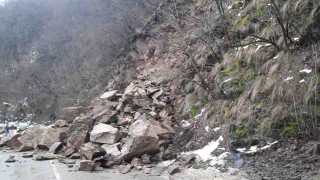 Пътят София Самоков е затворен заради свлачище Обследването и обрушването на