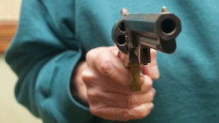 Мъж на 73 години заплаши свой съсед с газов пистолет