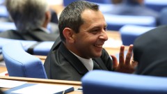 МЕЧ отива на избори, докато Радостин Василев е блокиран в Дубай заради войната