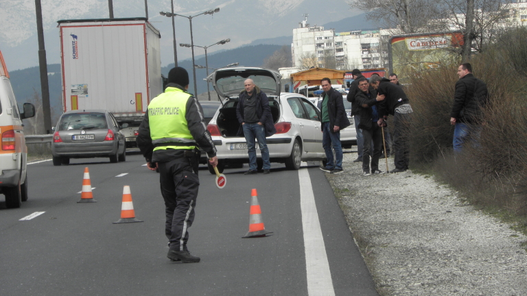 Полицаи закопчаха трима на влизане в Благоевград