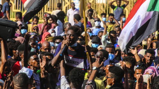 Суданските военни и отстраненият при преврата от длъжността си премиер