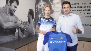 Отборът на Левски се похвали с трето ново попълнение за