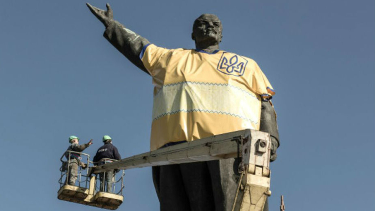 В украинския град Запорожие демонтираха 20-метрова статуя на Ленин