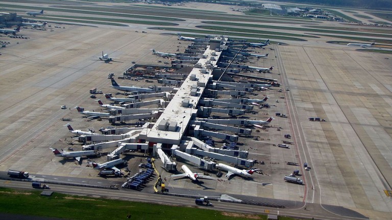 Десетки полети са отменени или задържани на лондонското летище Стенстед.