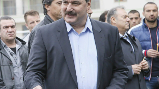 Левски спасява евролиценза със заем към Батков