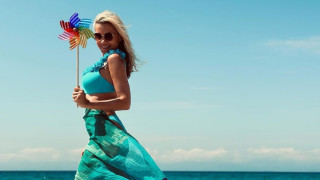 Точно като повечето знаменитости които използват лятото за да си