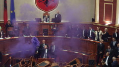 Албанският парламент изключи за 10 дни експремиера Бериша 