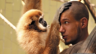 Фотоизложба показва връзката между животни и техните осиновители