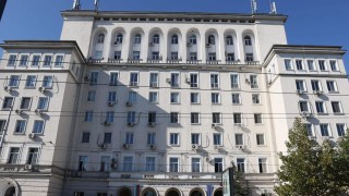 Близо 300 деца родители и треньори се събраха пред сградата