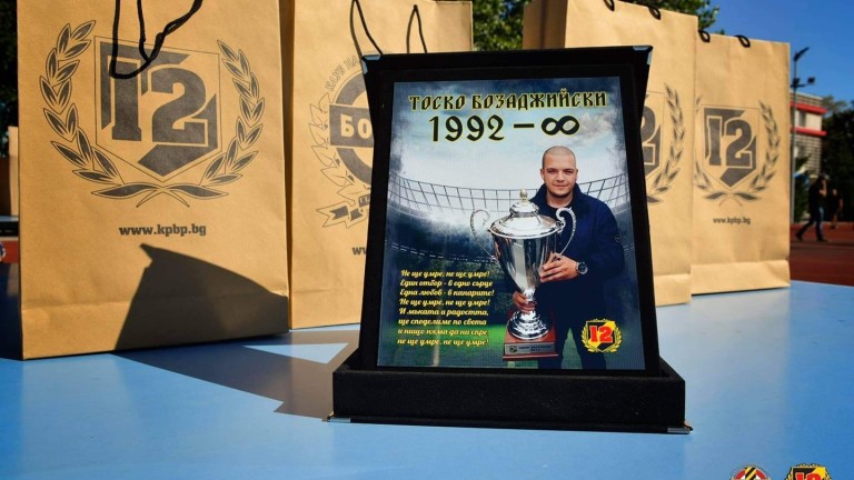 Футболисти на Ботев (Пловдив) раздават автографи на турнира в памет на Тоско