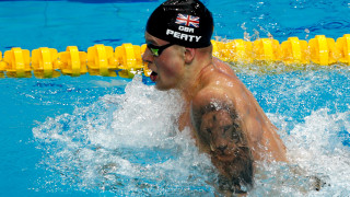 Олимпийския световен шампион на 100м бруст англичанинът Адам Пийти затвърди