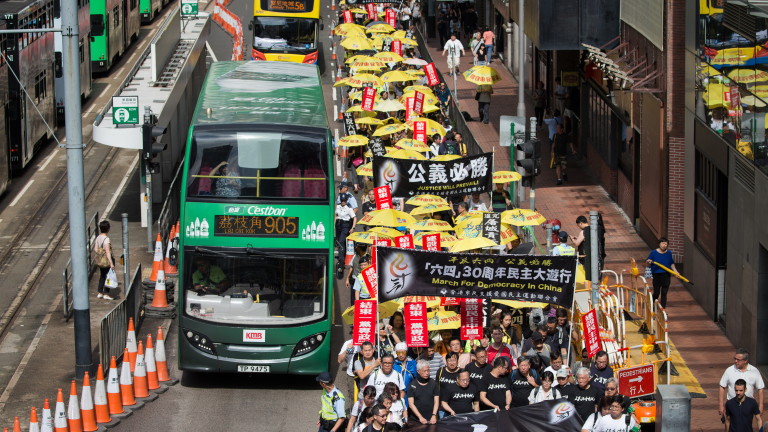 Хиляди почетоха 30-та годишнина от събитията на Тянанмън в Хонконг.