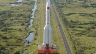 Във вторник Китай премести голяма ракета в подготовка за стартиране