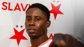 Чешкият гранд Славия Прага представи като ново попълнение нигериеца Изучукву