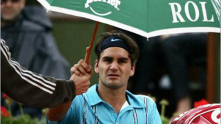 Дъжд прекъсна мача Федерер - Ръсел във втория сет