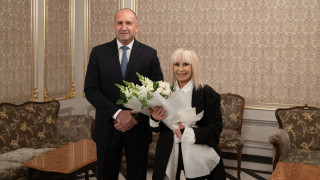 Държавният глава Румен Радев удостои популярната певица Лили Иванова с