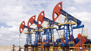 Цената на петрола се задържа на 11-месечен връх