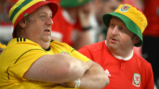 Повече от 30 футболни фенове на Уелс които пристигнаха в