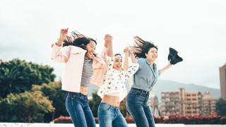 Над 200 души включително повече от 60 деца и бебета влизат в