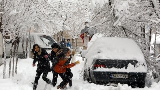 Масивни снеговалежи предизвикаха хаос и еуфория в Иран Столицата Техеран
