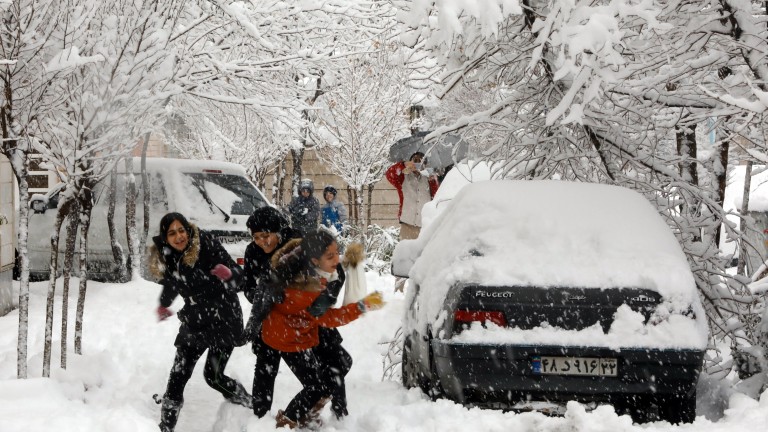 Масивни снеговалежи предизвикаха хаос и еуфория в Иран. Столицата Техеран