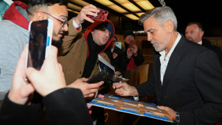 Преди няколко дни феновете на Клеър Фой актрисата която