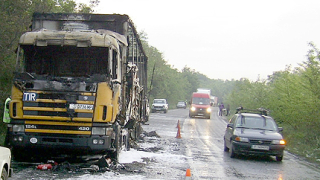Камион с хартия изгоря на пътя Русе-Бяла