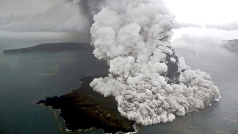Броят на жертвите след цунамито, причинено от вулкана Анак Кракатау