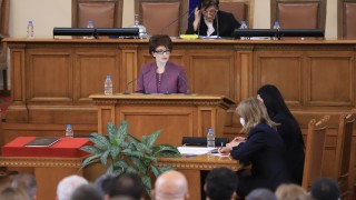 Десислава Атанасова: Време е шоуто да приключи, в политиката няма скечове