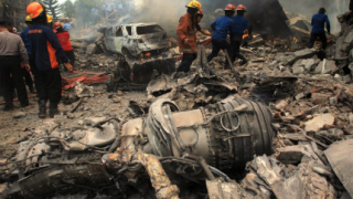 Военен самолет се разби в жилищен район в Индонезия, десетки загинали