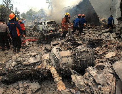 Жертвите на катастрофата с индонезийския самолет вече са 140