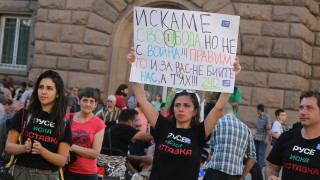 Полицаите иззеха бутилки с физиологичен разтвор от палатките на протестиращите