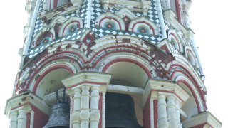 Северната фасада на храм паметника Рождество Христово в град Шипка се