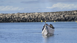 Един починал и четирима изчезнали мигранти при инцидент с лодка в Гърция 
