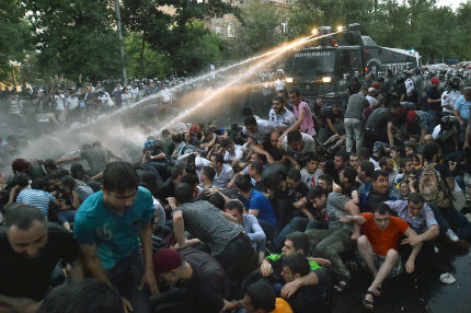 Полицията разпръсва протестиращите в Ереван, започнаха арестите