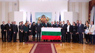 Президентът връчи националното знаме на членовете на 27 та българска антарктическа