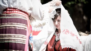 Как фолклорната сватба се превърна в мода