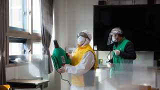 Властите в Южна Корея обявиха че обмислят да затегнат ограничителните